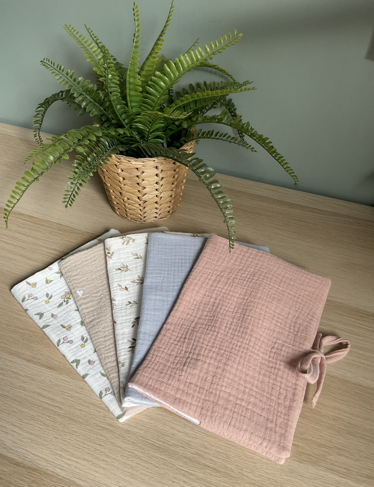 Kit Naissance personnalisé – Couverture, protège carnet de santé & attache tétine.