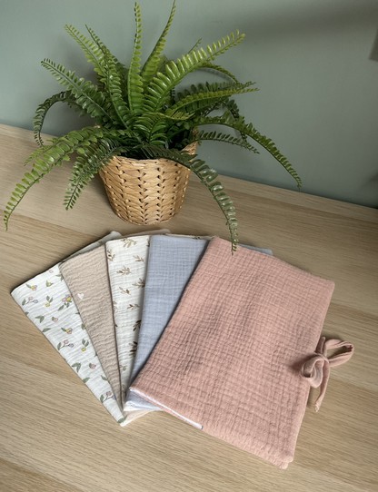 Kit Naissance personnalisé – Couverture, protège carnet de santé & attache tétine.
