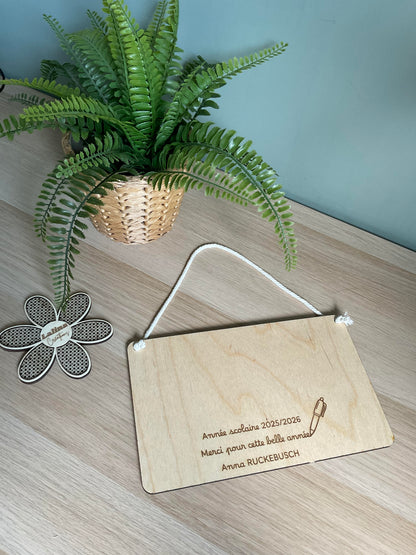 Plaque en bois personnalisée – Cadeau maîtresse, maître, ATSEM ou nounou