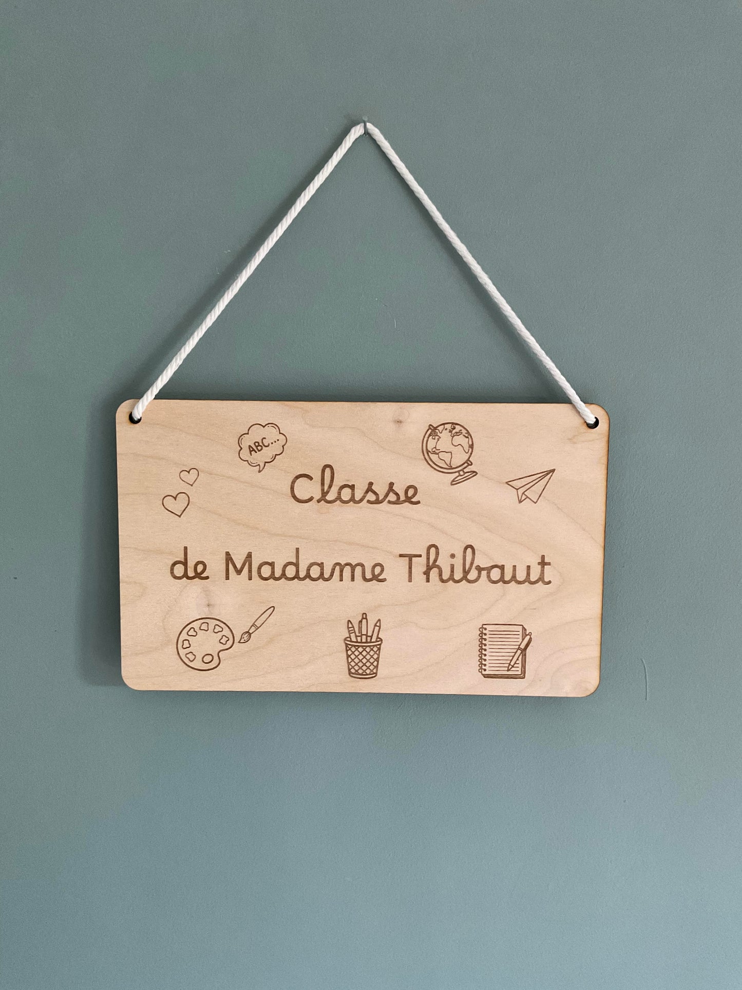 Plaque en bois personnalisée – Cadeau maîtresse, maître, ATSEM ou nounou